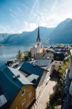 Hallstatt dağ köyünün manzarası. Mavi gökyüzü ve mimari