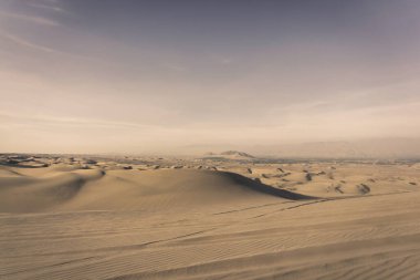 Huacachina 'daki kum tepeleri Peru' daki Ica 'nın yanında.
