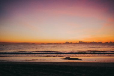Sahilde renkli bir gün doğumu