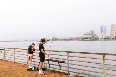 Coronado 'da balık tutan türler San Diego şehir merkezine bakıyor.