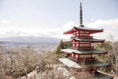 Chureito Pagoda, Fujiyoshida ile Fuji Dağı 'nı gözden kaçırır.