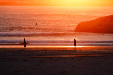 Gün batımında Baleal sahilinde top oynayan iki kişi, Penich.