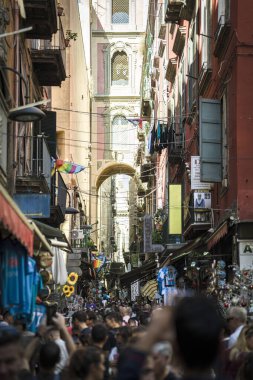 Napoli şehir merkezinde alışveriş yapan bir kalabalık.