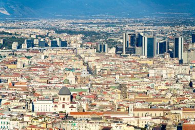 Napoli şehir merkezi Vomero tepesinden görünüyor
