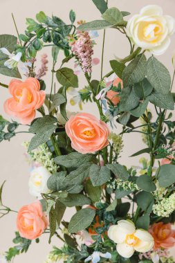 Yakın plan yumuşak pastel çiçekleri dekoratif olarak düzenlenmiş.