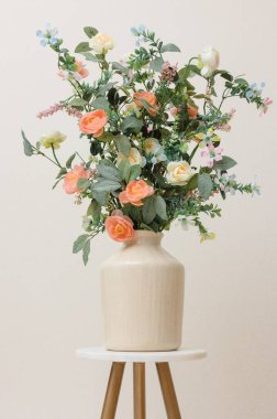 Pastel çiçeklerle süslü zarif bahar çiçekleri.