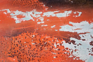 Alttaki turuncudan hafif boya soyuluyor.