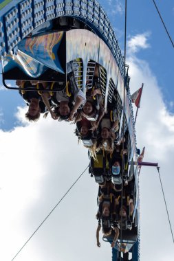 Heyecan verici bir orta yolda baş aşağı giden sürücülere yaklaş..