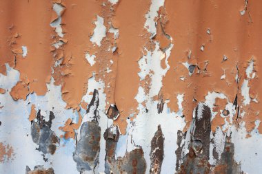 Oluklu metalin boyası soyulmuş.