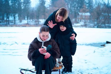 Piknik sırasında evde olmayan babalarıyla video sohbetleri.