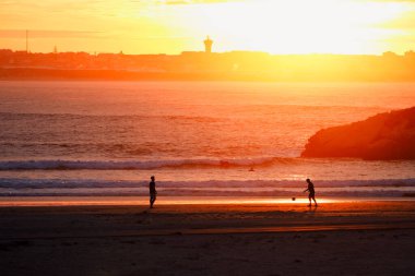 Gün batımında Baleal sahilinde top oynayan iki kişi, Penich.