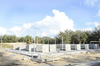 P harfi altında tuğlaları ve temeli olan ev inşaatı