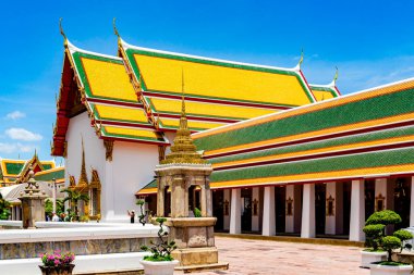Pagoda 'nın renkli kiremitli çatıları, Wat Pho tapınağı.
