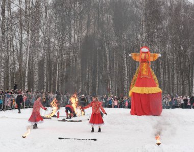 Kırmızı ve sarı kostümlü saman heykeli, Maslenitsa