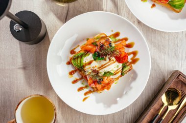 Somon ve soslu haşlanmış yumurtalı sandviç.