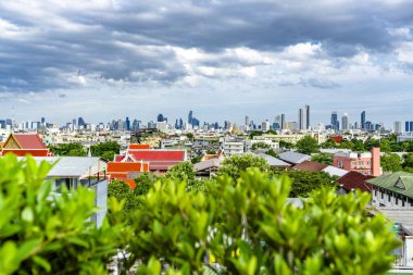 Bulutlu bir gökyüzünün altında Bangkok silueti