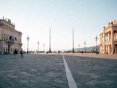 Trieste 'deki Piazza Unita d' Italia 'da çarpıcı manzaralar sunuluyor.