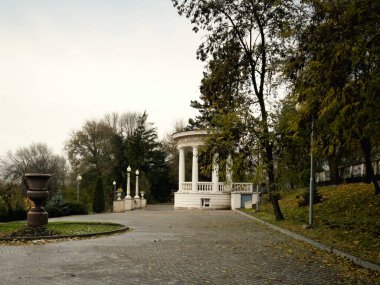 Yağmurdan sonra Chishinau 'daki Valea Morilor Parkı' nda Rotunda