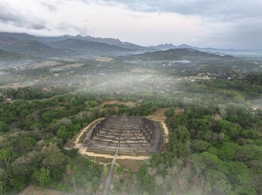 Borobudur tapınağının sisli havadan görünüşü, Java