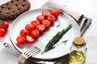 Masadaki kırmızı kiraz domatesleri..