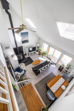 Kanepe ve odun sobasıyla modern oturma odası manzarası.