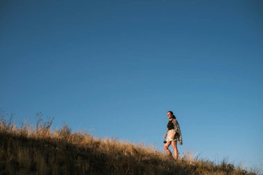 Dişi Gezgin Kapadokya 'da Gülümseyen ve Güneşe Bakan