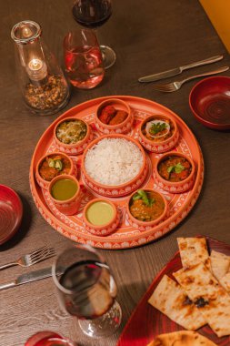 Otantik Hint Thali Mutfak Şöleni.
