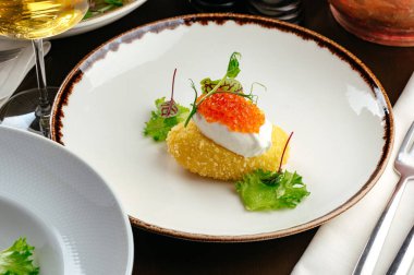 Pirzola ve havyarlı haşlanmış yumurta.