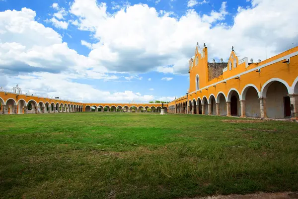 Sarı sihirli pueblo Izamal