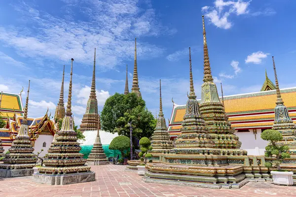 Wat Pho Budist Tapınağı, Bangkok 'taki Stupas