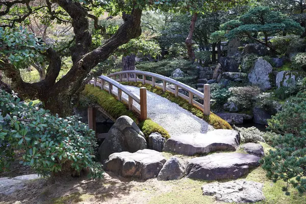 Kyoto Bahçesi Kraliyet Sarayı köprüsü derenin üzerinde.