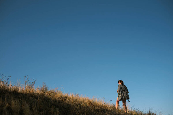 Путешественница, исследующая живописный пейзаж Каппадокии