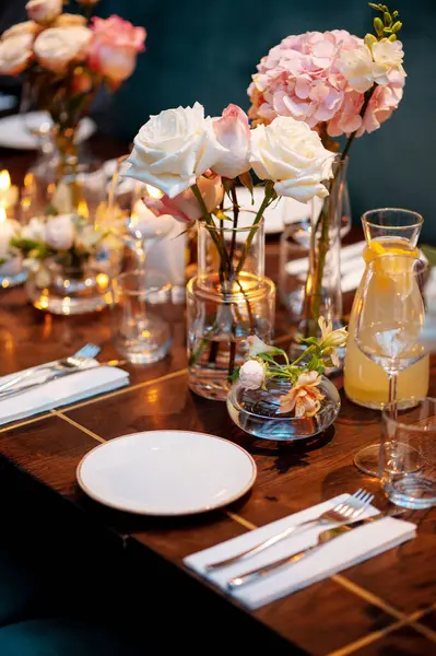 Düğün için güzel bir masa ya da başka bir akşam yemeği..