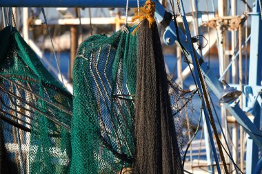 Karides ve balıkçı teknelerinin yakın plan görüntüsü