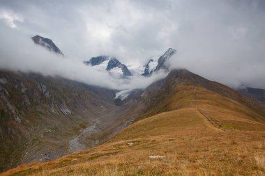 Avusturya 'nın Obergurgl kentindeki yüksek dağlardaki dramatik manzara.