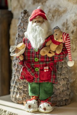 Bir Noel Baba portresi, bir heykel gibi.