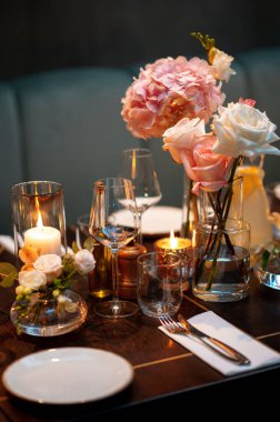 Çiçek süslemeleriyle Zarif Yemek Masası