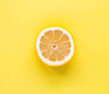 Sarı arkaplanda izole edilmiş limon manzarası.