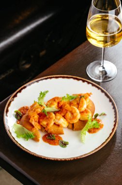 Karidesli ekmek ve bir bardak şarap.