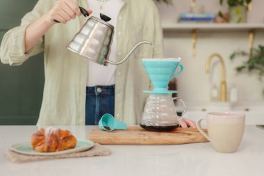 Sabah ritüeli V60 'ın üzerine dök Kahve Mükemmelliği.