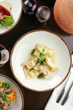 Restoranda sebzeli ve soslu ravioli.