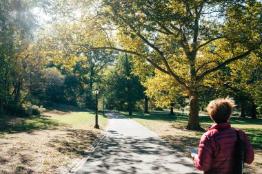 Sonbaharda Central Park 'ta dolaşmak, doğanın heyecanının tadını çıkarmak.