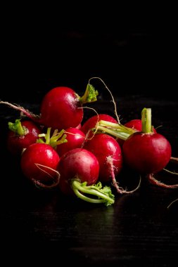 Siyah arkaplanlı turp görüntüsü