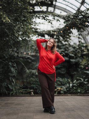 Zarif poz veren bir kadın.