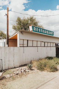 Marfa, Teksas 'taki The Sentinel' de yıpranmış bir restoran..