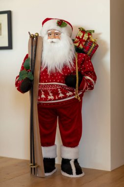 Noel Baba 'nın portresi kayak yapan bir heykelcik gibidir.