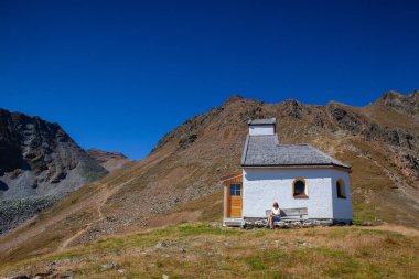 Soelden Lisesi Alpler kayak merkezinde yalnız bir turist, Otzta