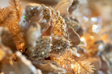 Altın ve gümüşle süslenmiş Noel ağacı detayları