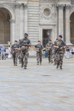 Askerler Paris 'te yürürken güven hissi veriyor.