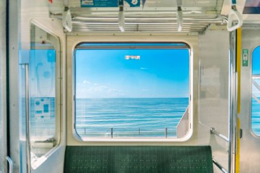 Enoden 'in içinden Kamakura Okyanusu Görünümü